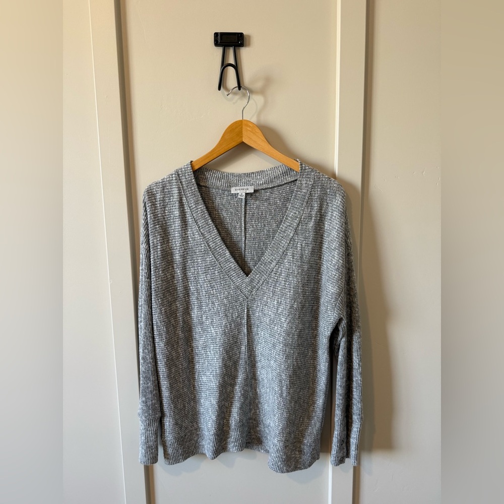 Evereve Womens Gray Ribbed V-Neck Sweater Cuff Detail Sz Medium Heather Pullover